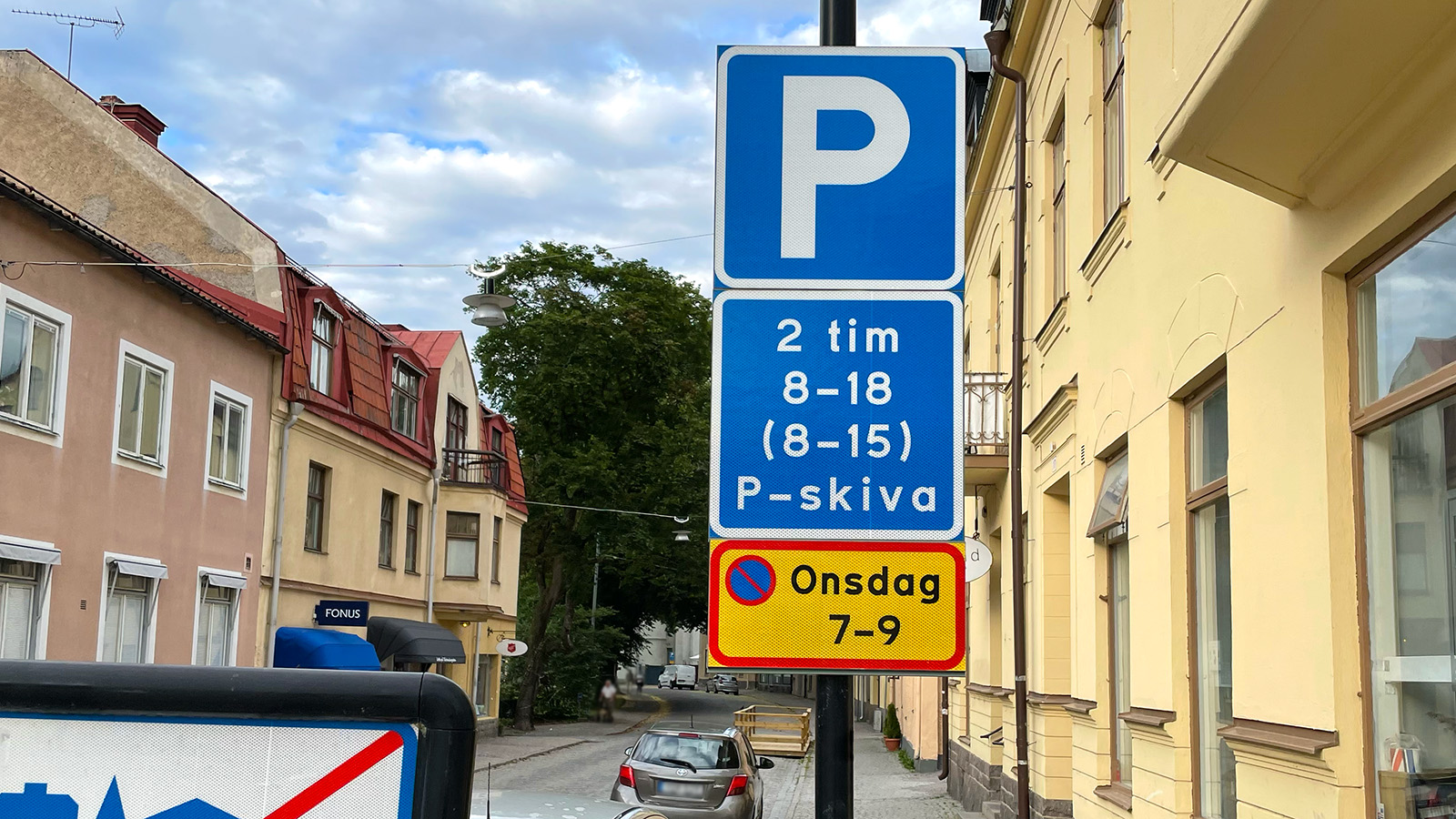 Example of a parking question from the Swedish theory test (in English).